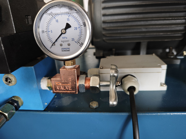 高加速?zèng)_擊試驗(yàn)臺(tái)(圖3) 高加速?zèng)_擊試驗(yàn)臺(tái)(圖3)