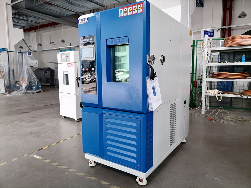 在選擇和使用非公路旅游觀光車前照燈耐高低溫試驗(yàn)箱時(shí)，用戶需要考慮以下幾個(gè)因素：  設(shè)備精度和可靠性：選擇高精度、高可靠性的試驗(yàn)箱，確保測(cè)試結(jié)果的準(zhǔn)確性。 供應(yīng)商服務(wù)：選擇提供優(yōu)質(zhì)售后服務(wù)的供應(yīng)商，以確保設(shè)備的長期穩(wěn)定運(yùn)行。 符合標(biāo)準(zhǔn)：確保所選設(shè)備能夠滿足相關(guān)的國家和國際標(biāo)準(zhǔn)要求。(圖1)